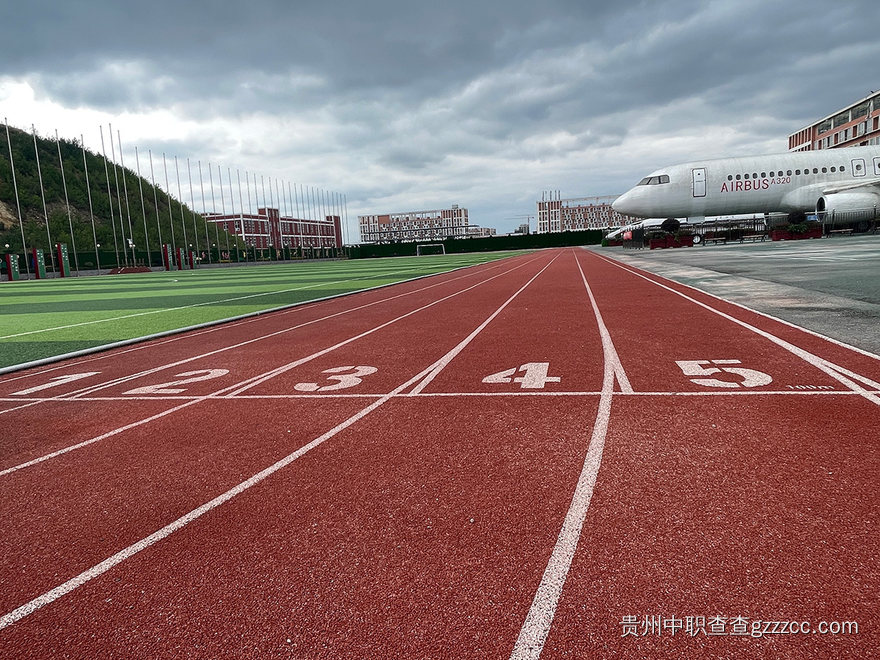 龙里华夏科技职业学校运动场跑道